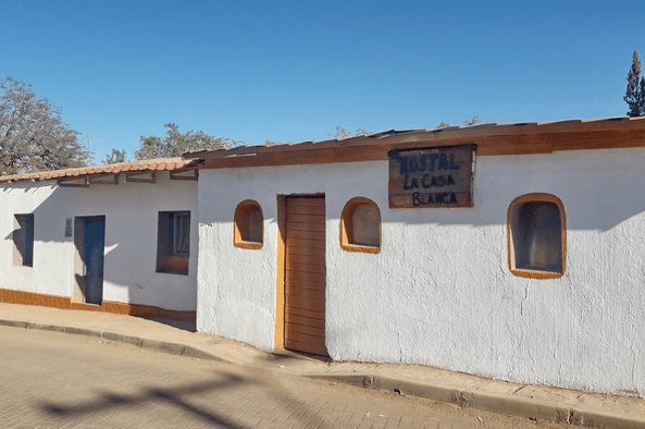 Hostal la casa blanca desde el exterior