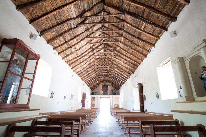 interior de la iglesia de san pedro de atacama