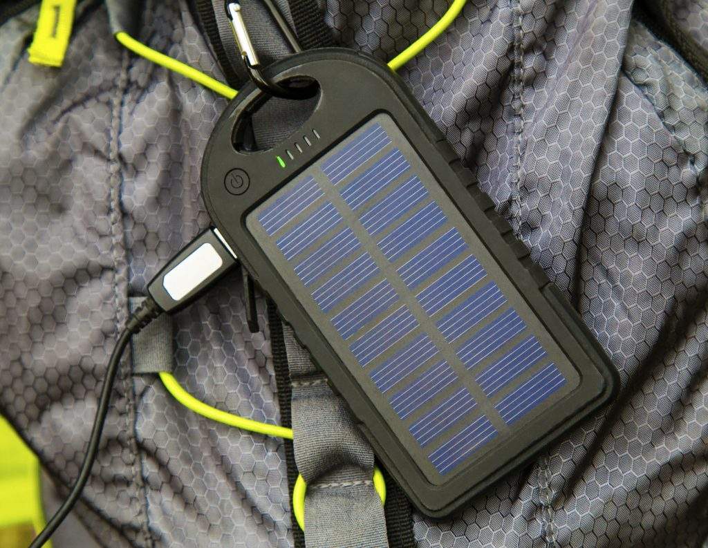 11. Cargador/batería solar