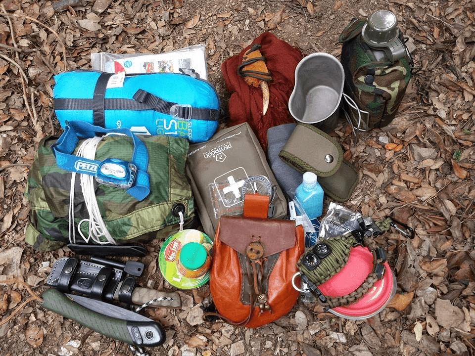 Equipo escencial para llevar y tener en cuenta para acampar en la montaña