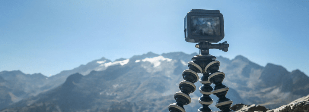 Cuidado de cámara fotográfica en la montaña